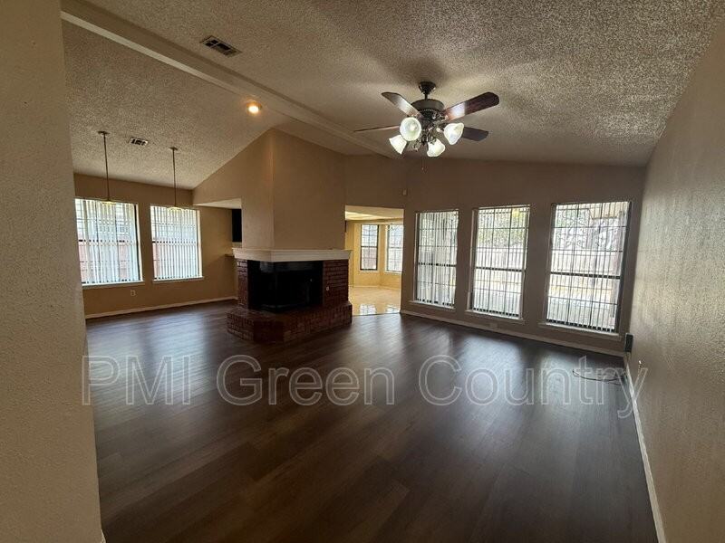 1608 W Fort Worth St - Photo 4 of 21