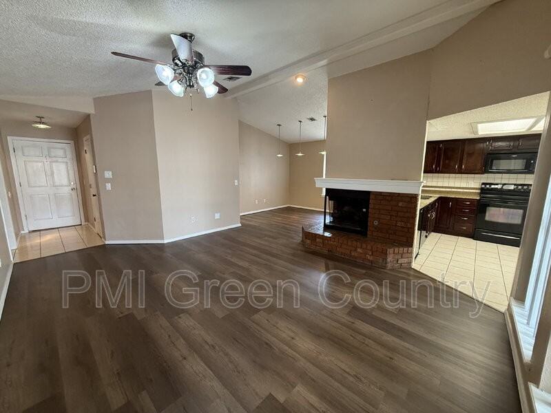 1608 W Fort Worth St - Photo 5 of 21