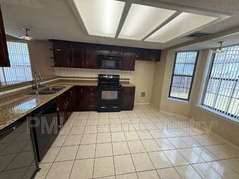 1608 W Fort Worth St - Photo 6 of 21