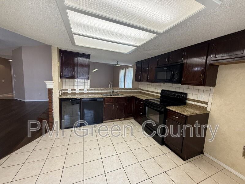 1608 W Fort Worth St - Photo 7 of 21