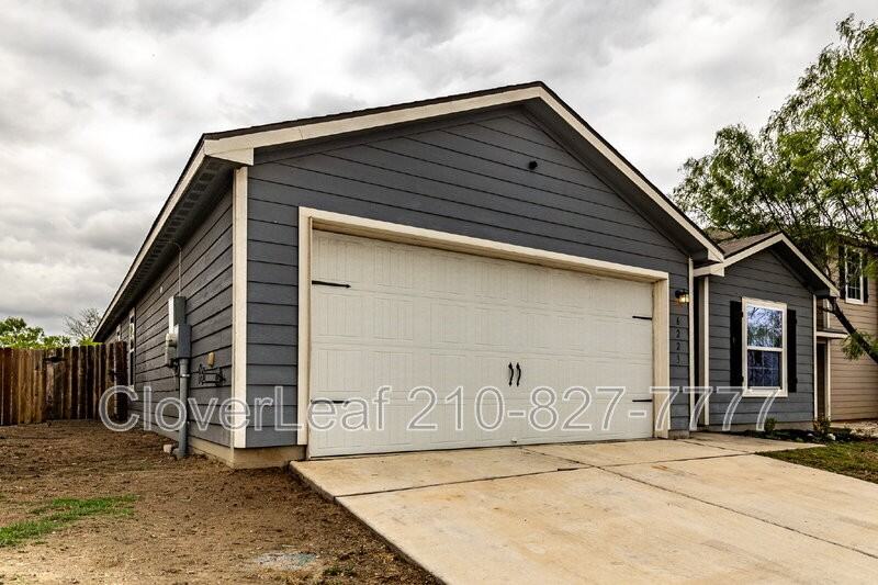 6223 Lakefront St - Photo 2 of 34