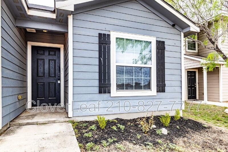 6223 Lakefront St - Photo 4 of 34