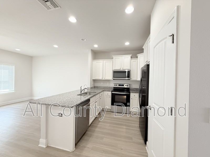 7682 Shadow Lake Dr - Photo 5 of 33