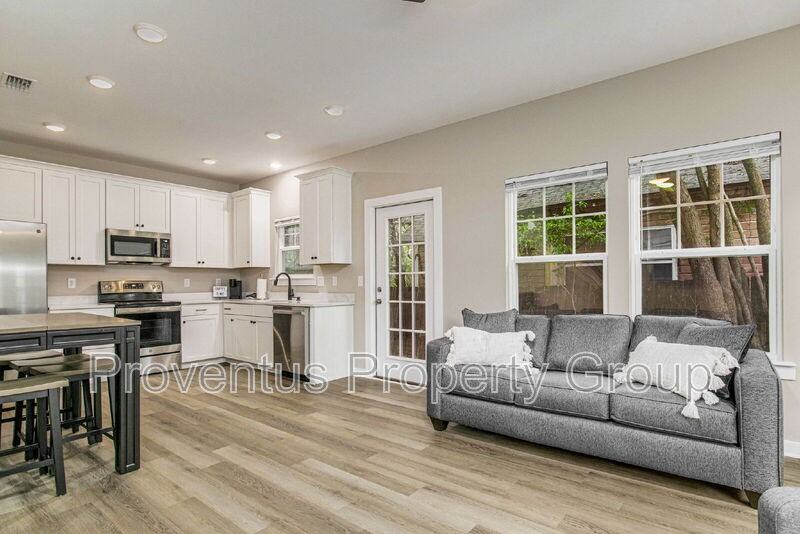 1018 N D St - Photo 5 of 32