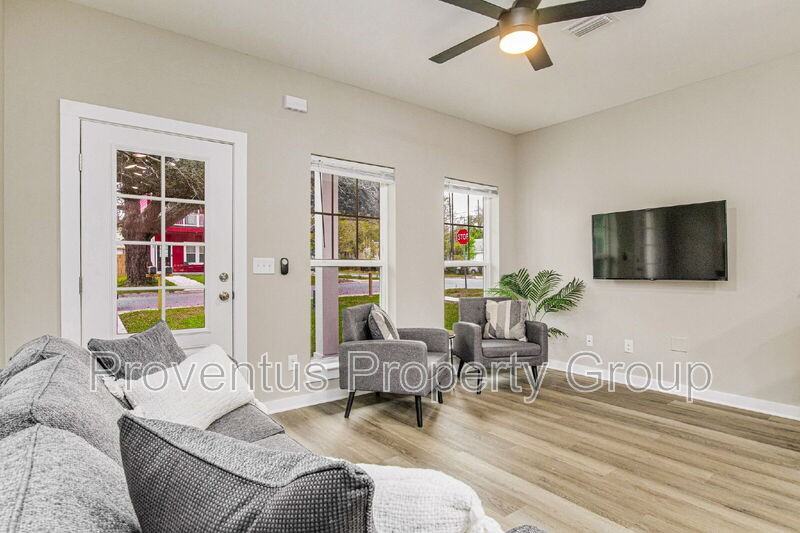 1018 N D St - Photo 7 of 32