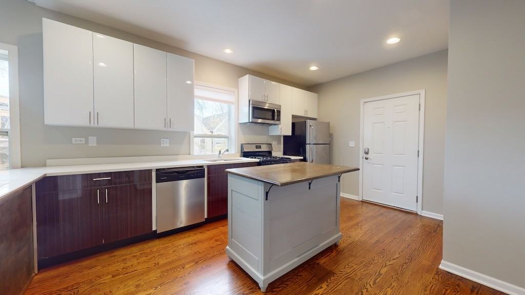 2101 W Fletcher St #4 - Photo 2 of 20