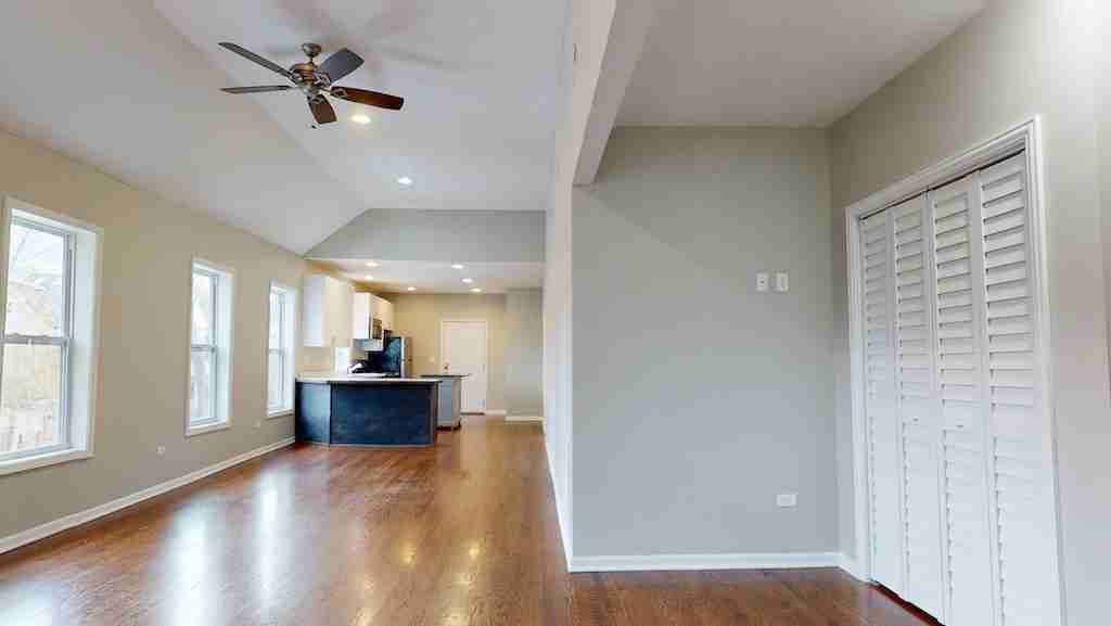 2101 W Fletcher St #4 - Photo 7 of 20