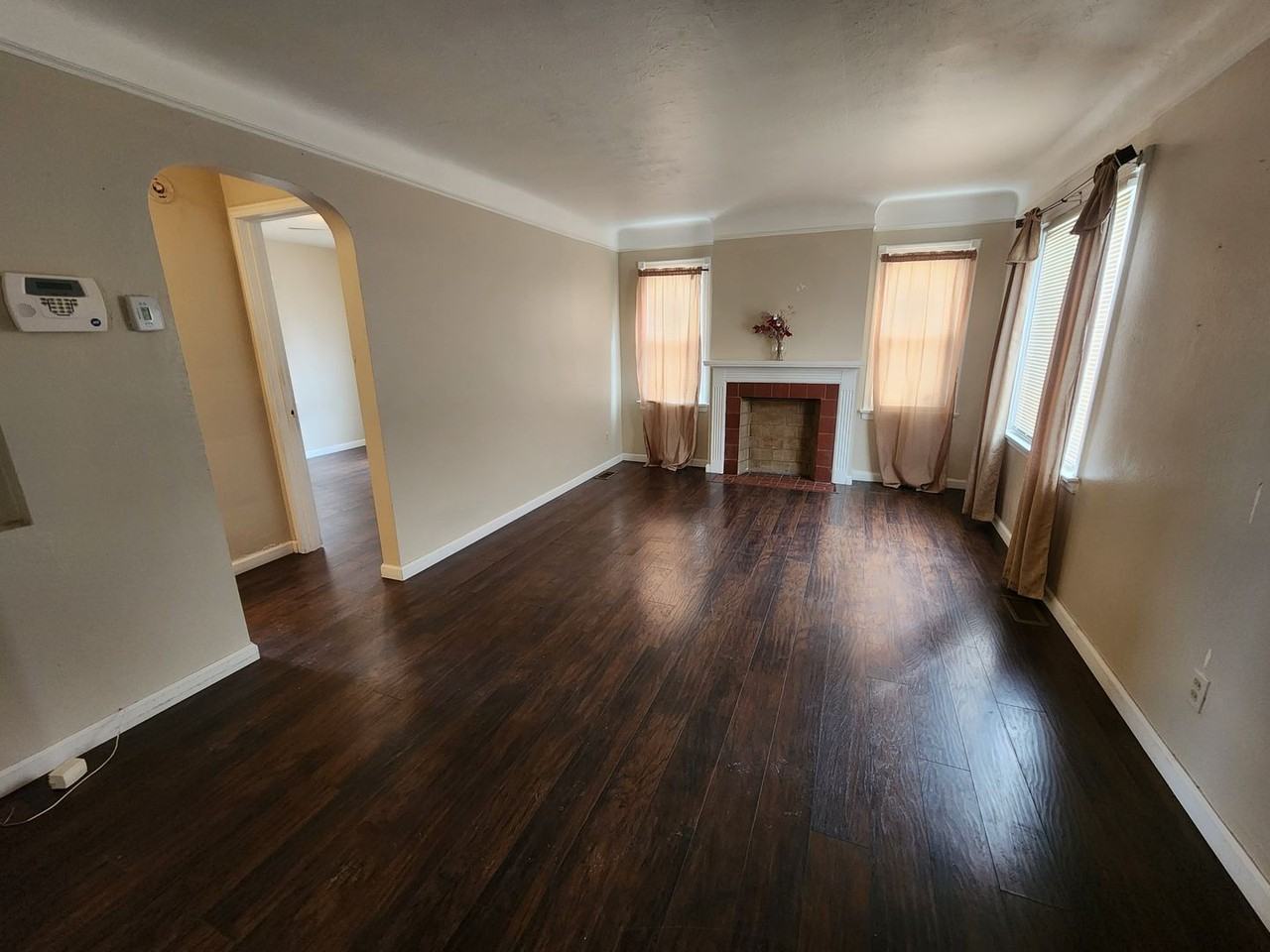 1517 Larchmont Rd - Photo 3 of 10