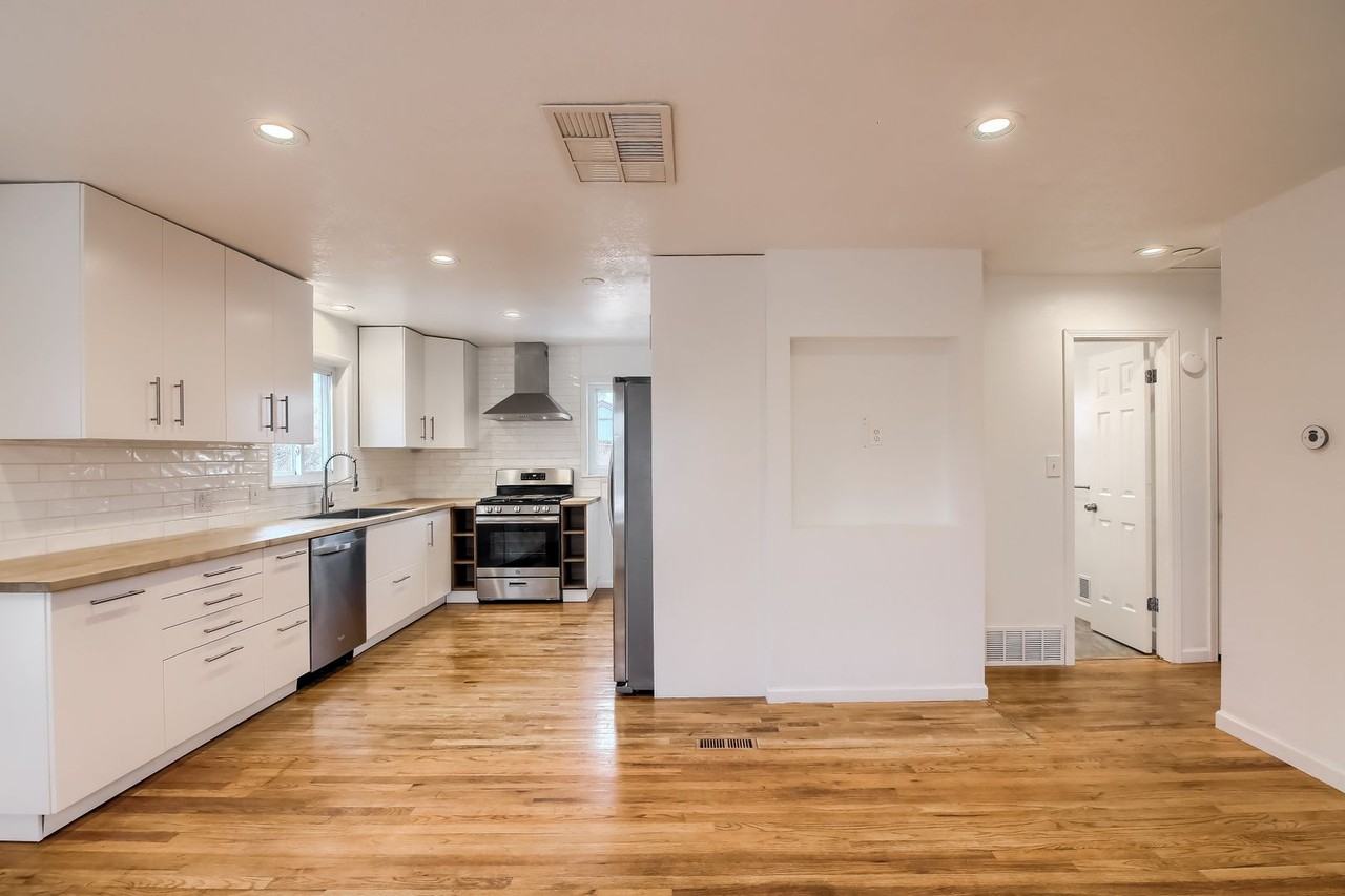 207 Teal St - Photo 5 of 38