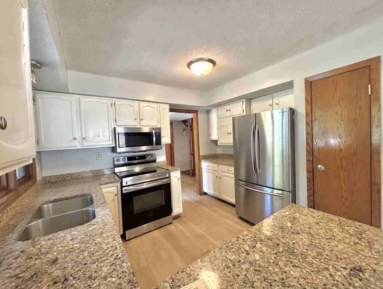 6864 Hallmark Dr - Photo 3 of 42