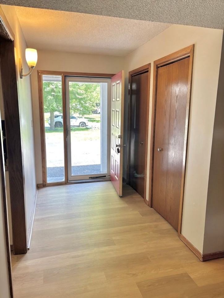 6864 Hallmark Dr - Photo 4 of 42