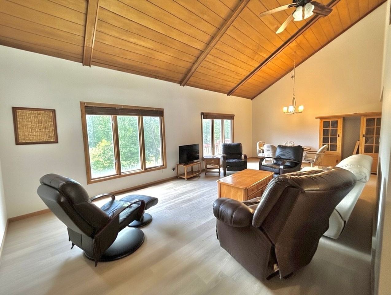 6864 Hallmark Dr - Photo 6 of 42