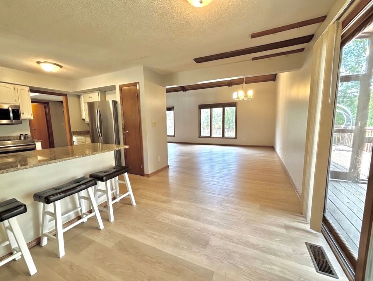 6864 Hallmark Dr - Photo 7 of 42