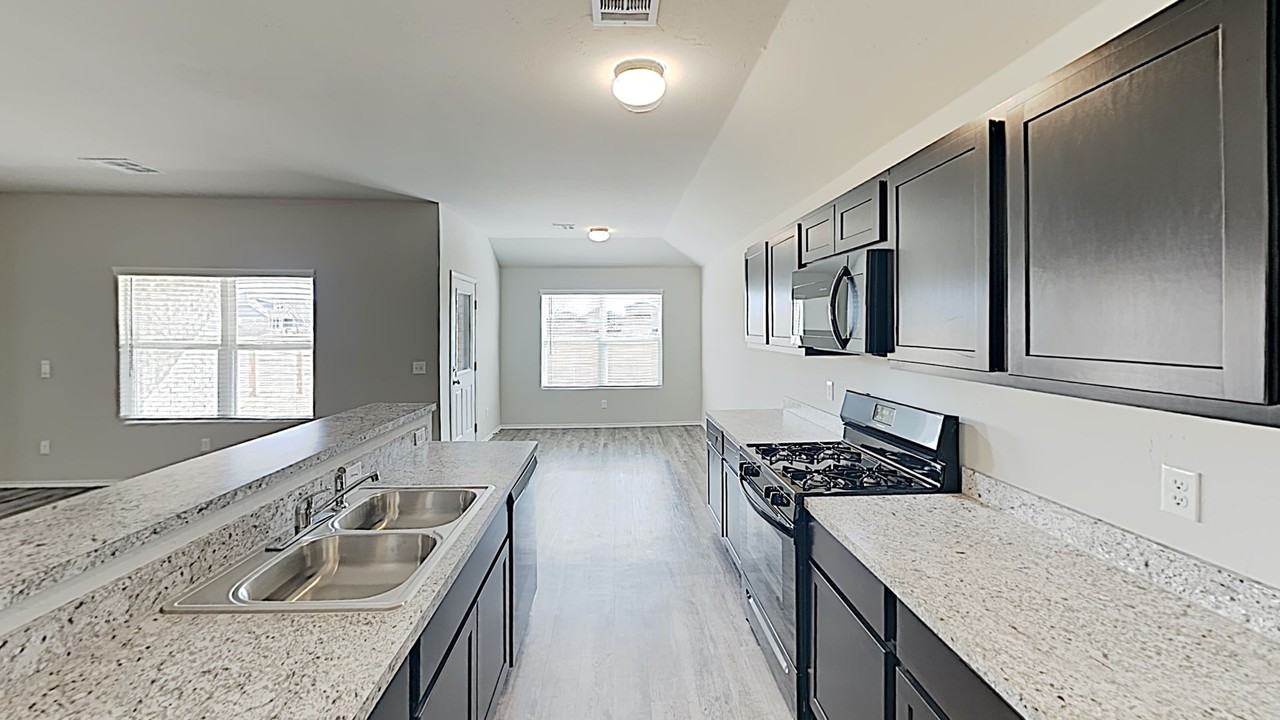 9704 Laredo Ln - Photo 4 of 18