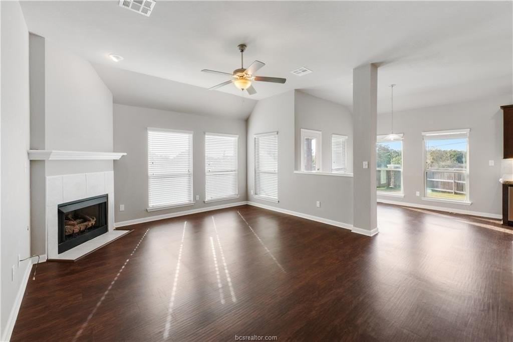 1077 Venice Dr - Photo 3 of 20