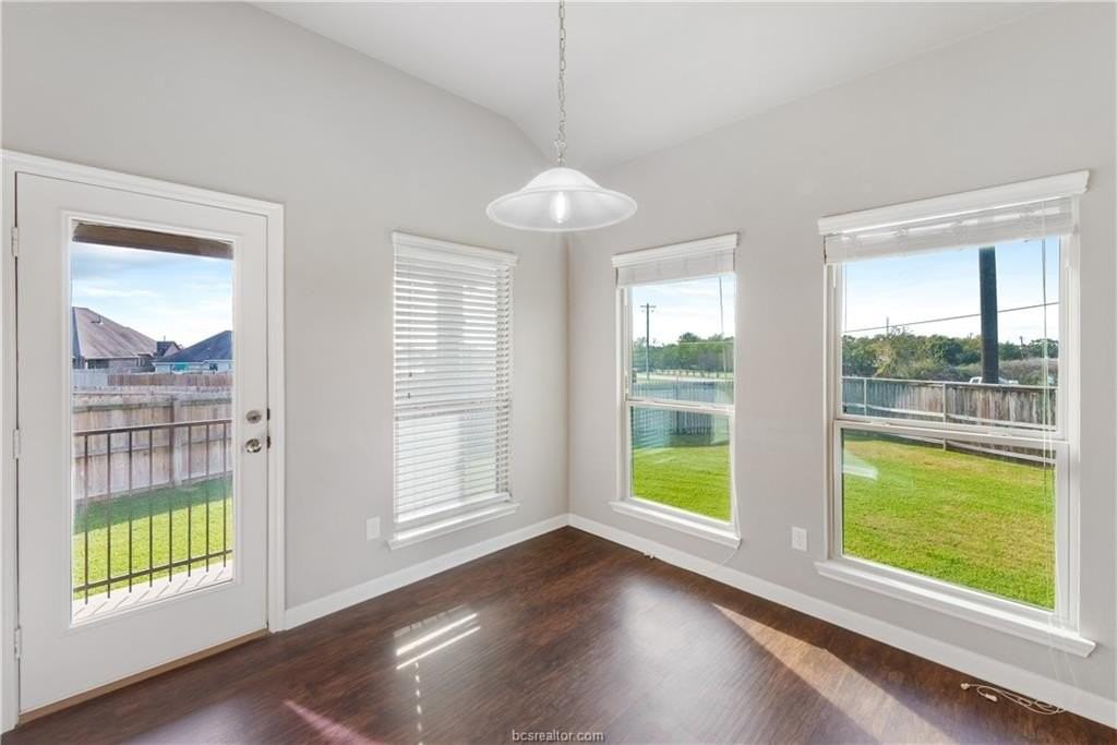 1077 Venice Dr - Photo 4 of 20