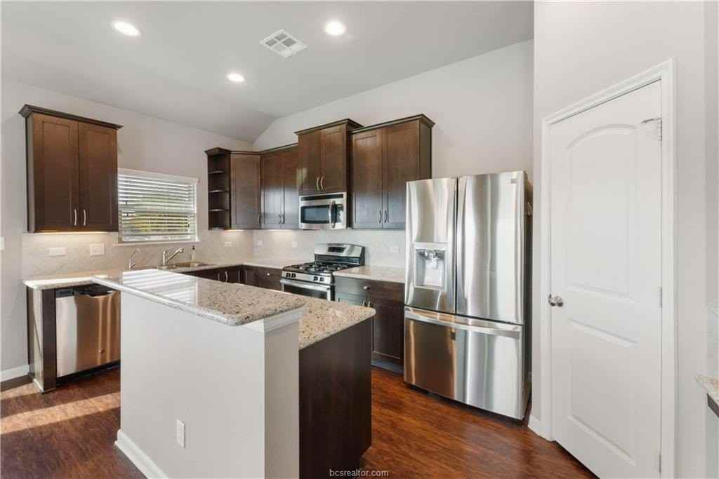 1077 Venice Dr - Photo 7 of 20