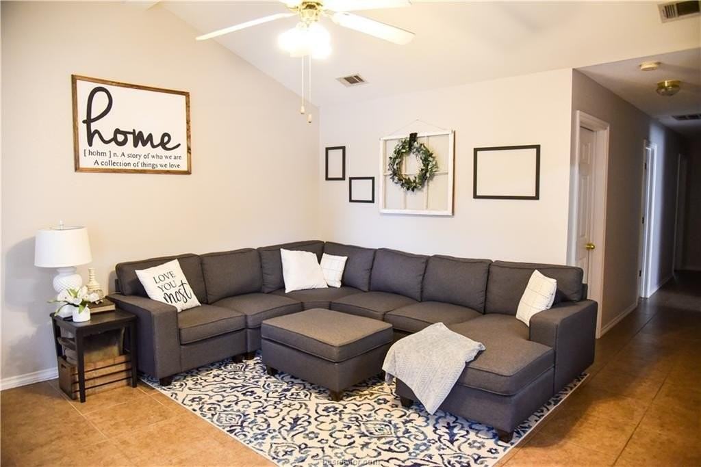 3815 Oldenburg Ln - Photo 3 of 26