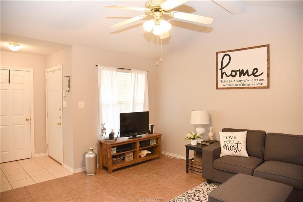 3815 Oldenburg Ln - Photo 4 of 26