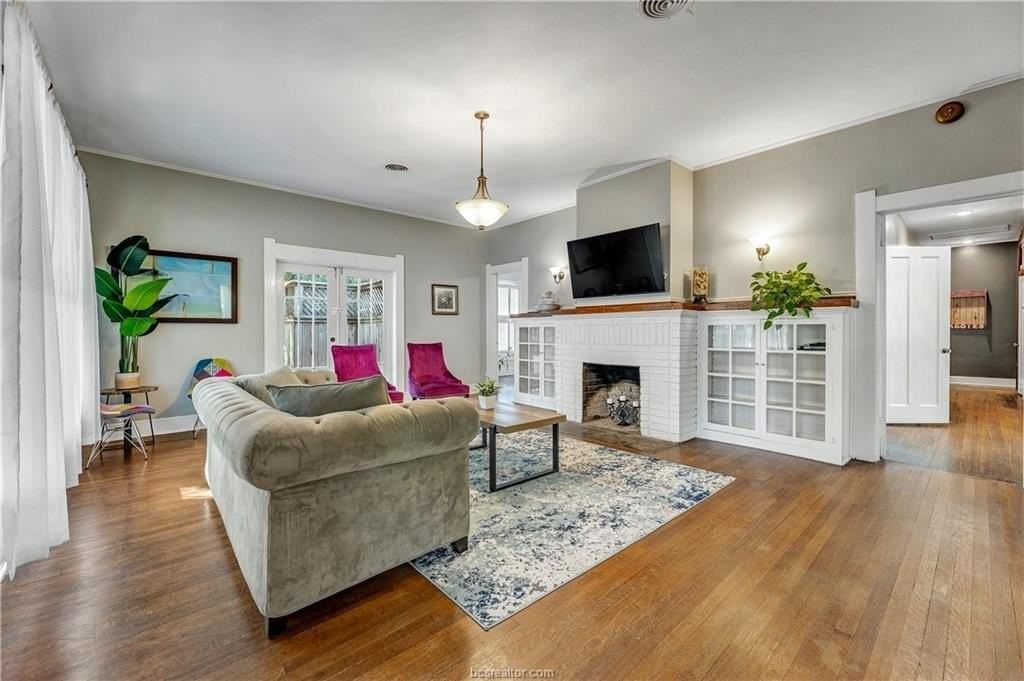 509 E 30th St - Photo 3 of 20