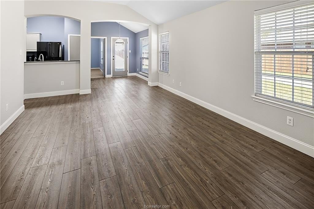 916 Crested Point Dr - Photo 2 of 24