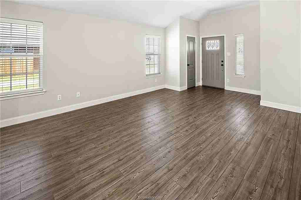 916 Crested Point Dr - Photo 3 of 24