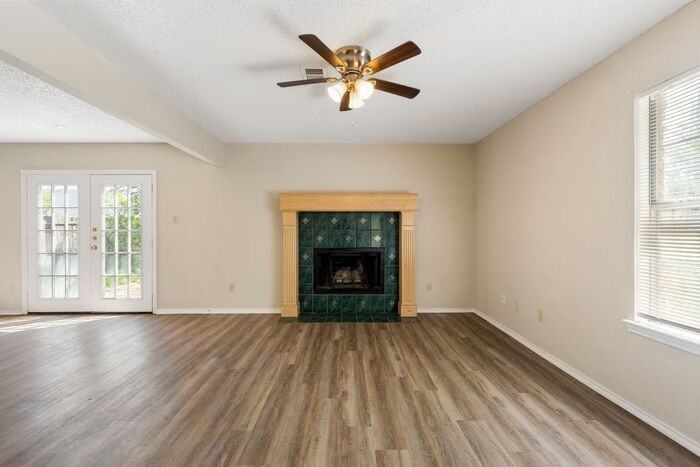 1717 Parkfield Cv - Photo 3 of 17