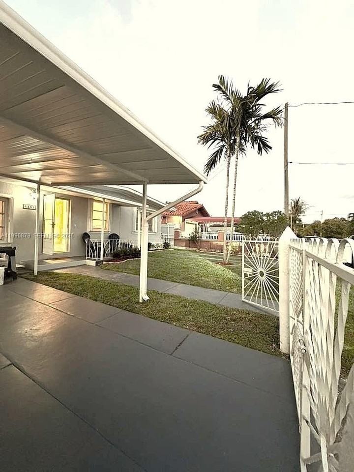 6339 Sw 32nd St - Photo 4 of 33