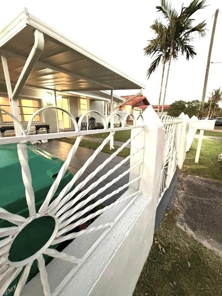 6339 Sw 32nd St - Photo 5 of 33