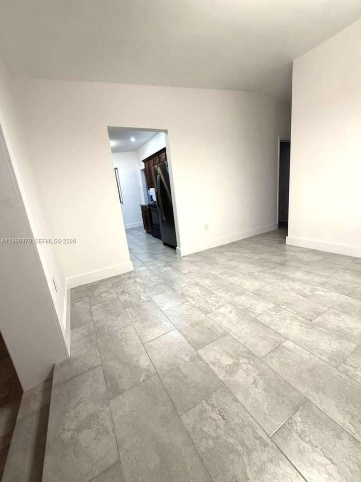 6339 Sw 32nd St - Photo 7 of 33