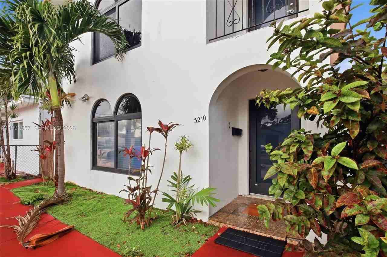 3210 Sw 26th St #3210 - Photo 2 of 19