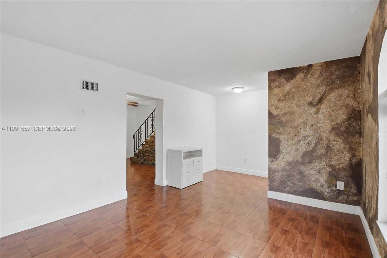 3210 Sw 26th St #3210 - Photo 5 of 19