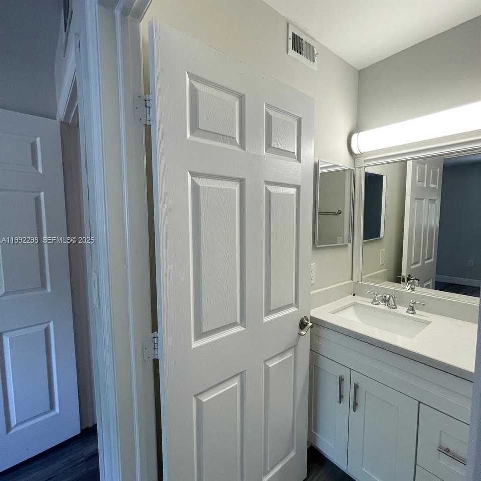 301 Palm Cir E #301 - Photo 4 of 13