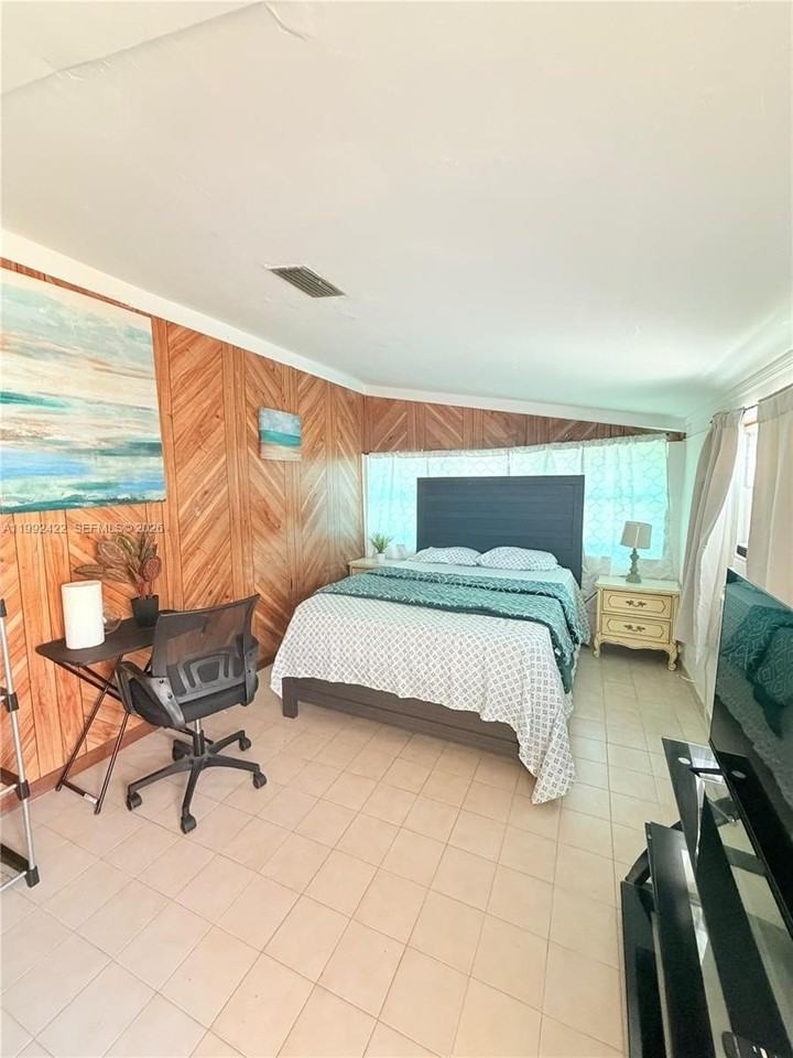 19631 Ne 12th Ct #EFF - Photo 4 of 12