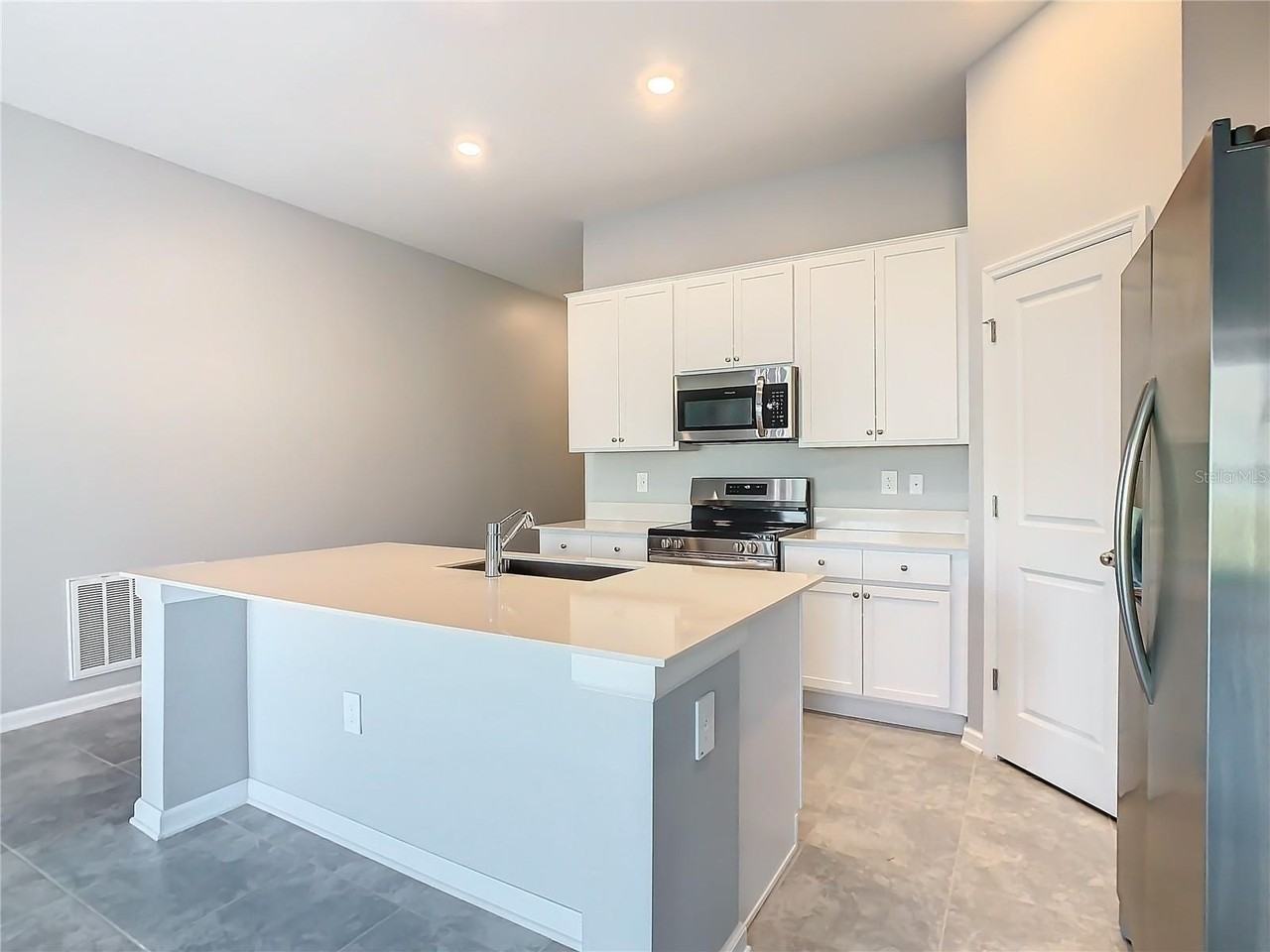 1033 Holden Way - Photo 5 of 35