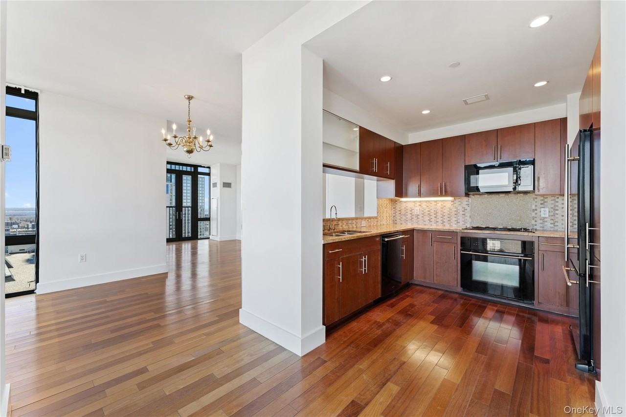 175 Huguenot St Unit 1702 - Photo 5 of 20