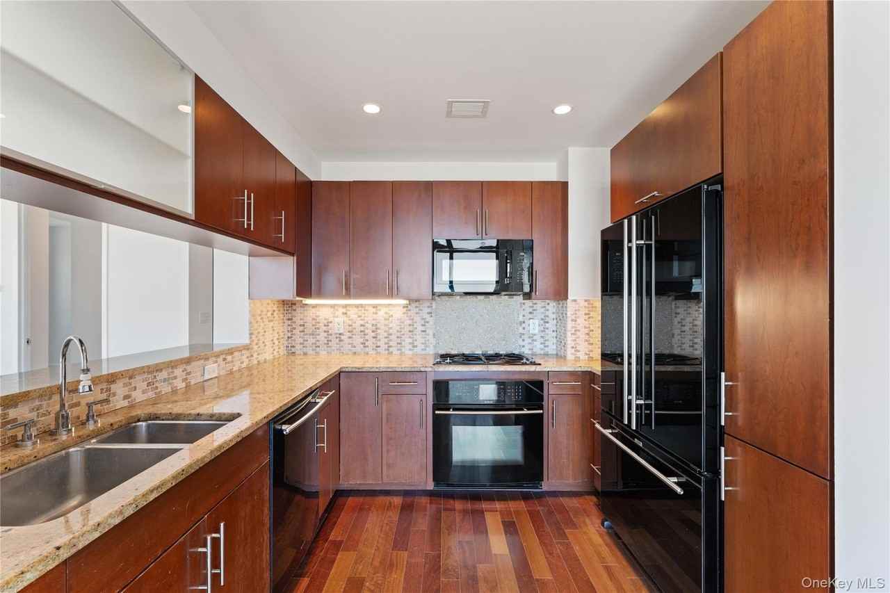 175 Huguenot St Unit 1702 - Photo 6 of 20