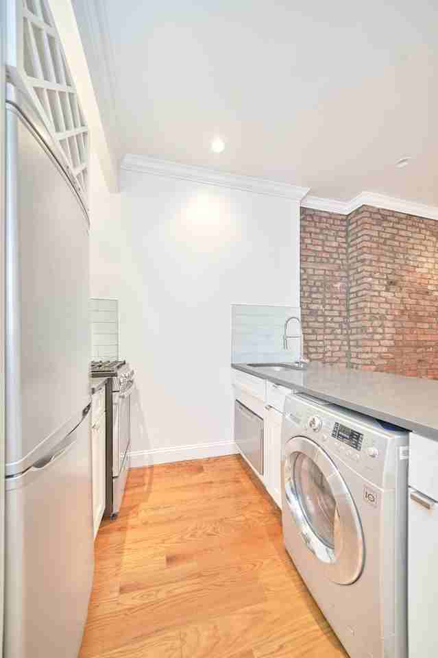 321 E 78th St #1B - Photo 4 of 11