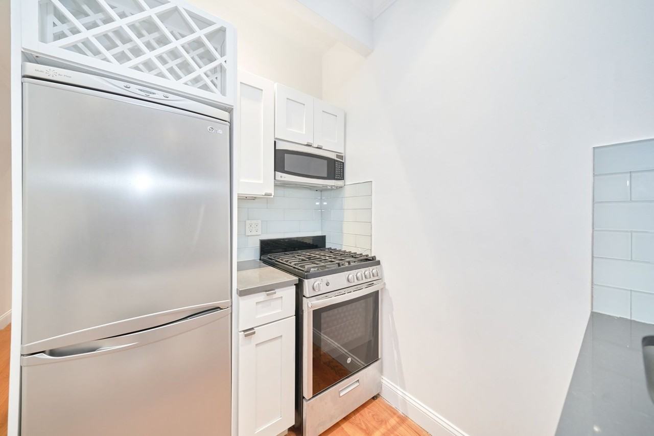 321 E 78th St #1B - Photo 5 of 11