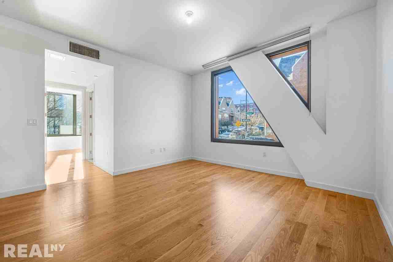 Noll St #205 - Photo 4 of 9