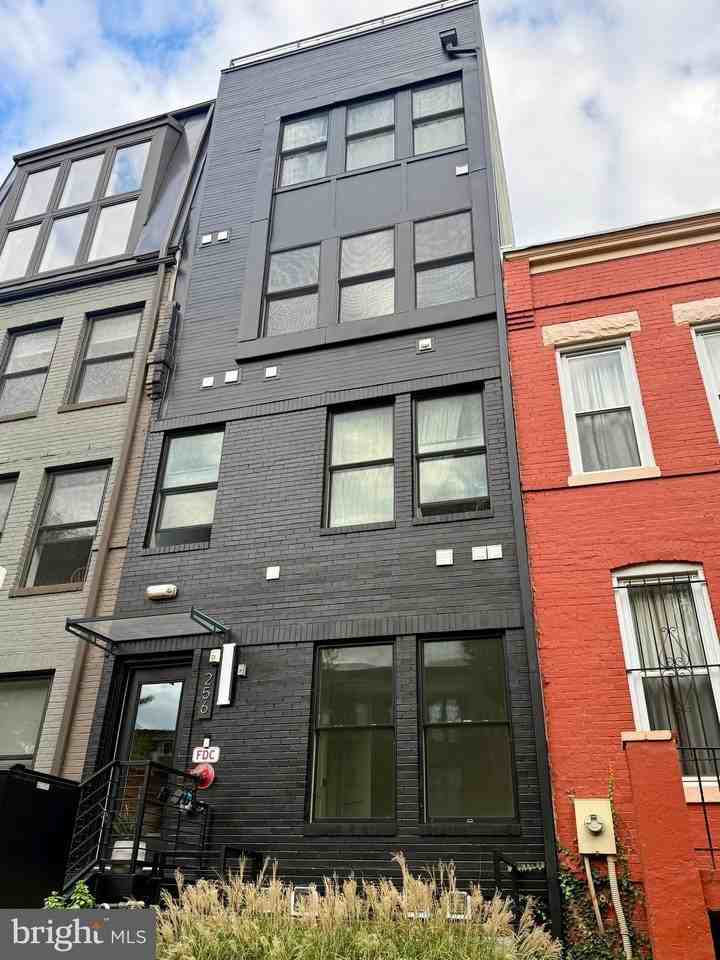 256 15th St Se Unit 3 - Photo 2 of 24