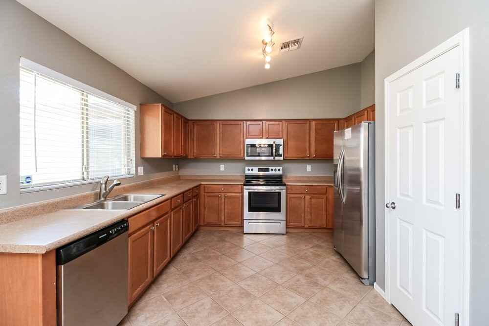 9548 W Miami St - Photo 5 of 16