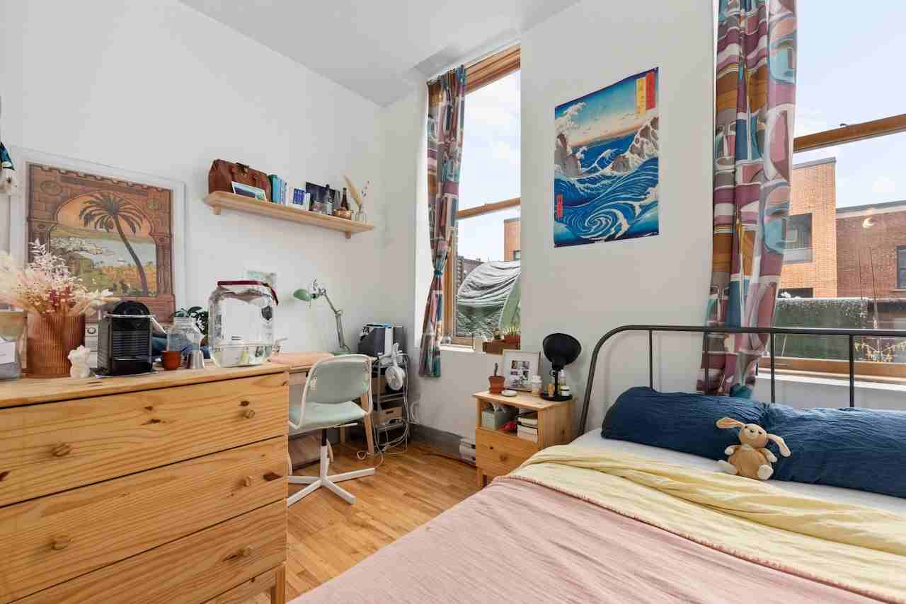 56 Avenue du Mont-Royal Est #1 - Photo 5 of 12