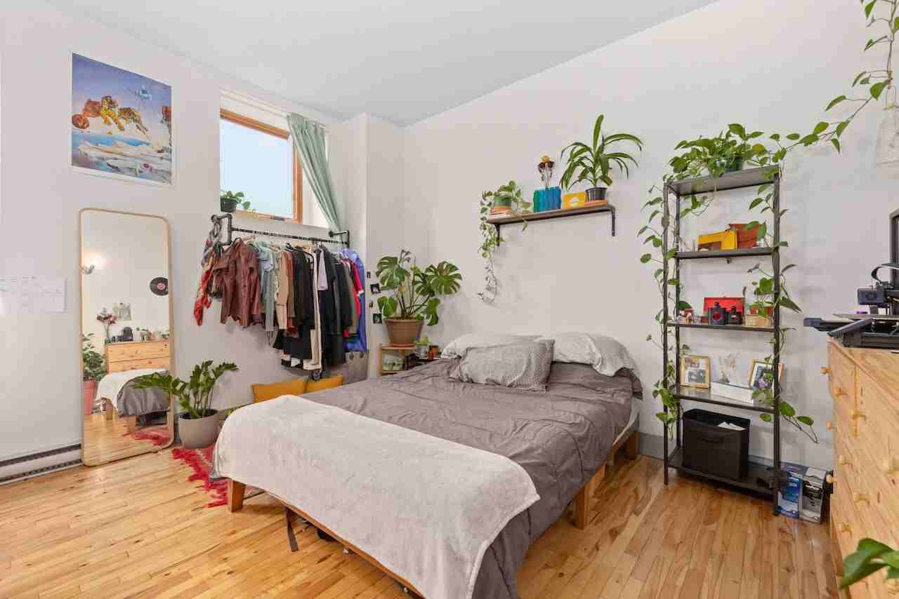 56 Avenue du Mont-Royal Est #1 - Photo 7 of 12