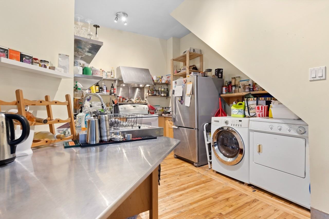 56 Avenue du Mont-Royal Est #1 - Photo 2 of 12