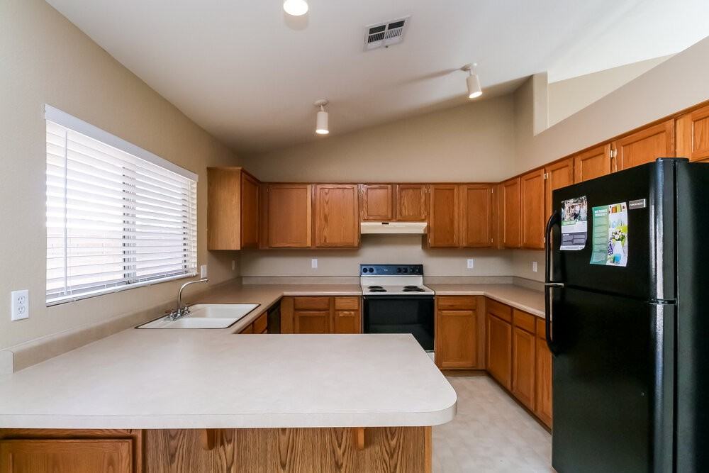 1370 W Gary Dr - Photo 7 of 15