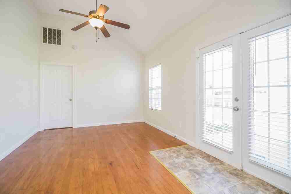 1533 Passage Dr - Photo 2 of 15