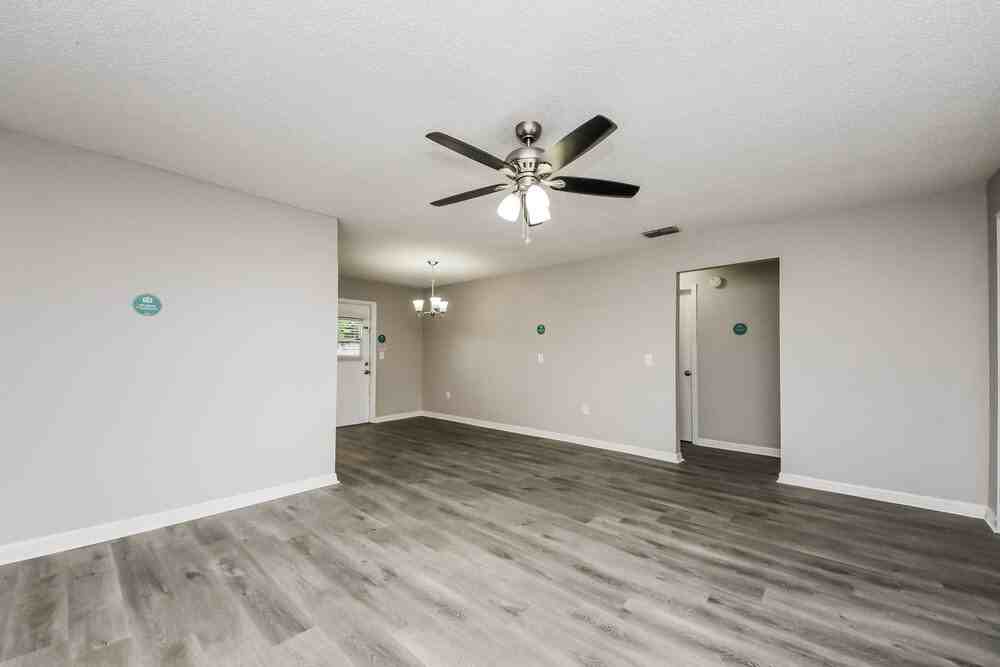 242 Cheshire Ct - Photo 3 of 15