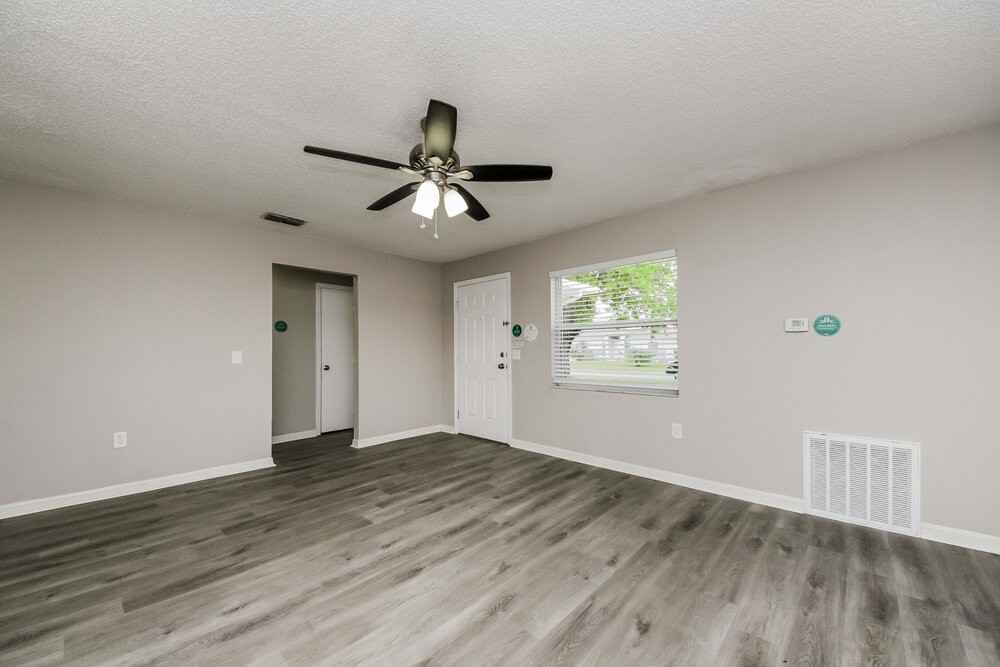 242 Cheshire Ct - Photo 4 of 15