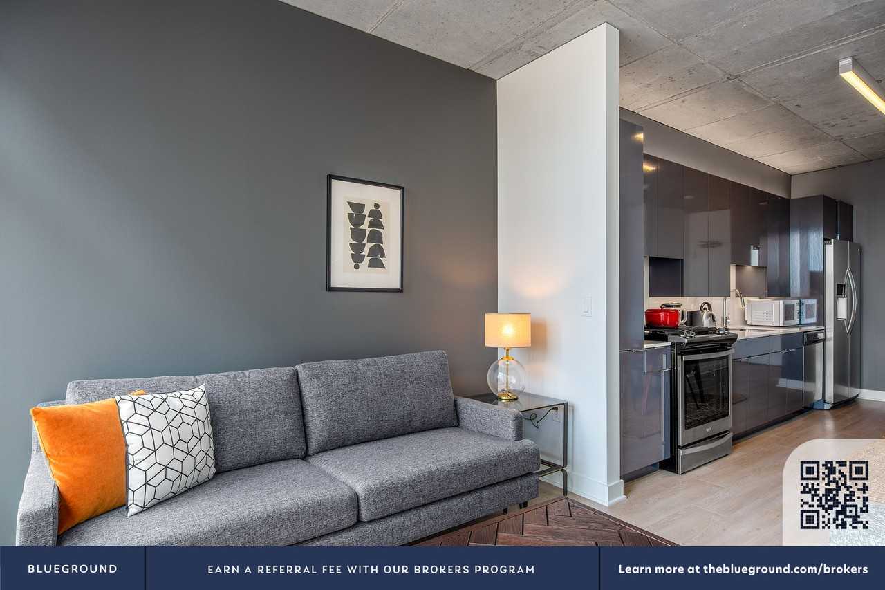 311 W Illinois St #119 - Photo 4 of 35